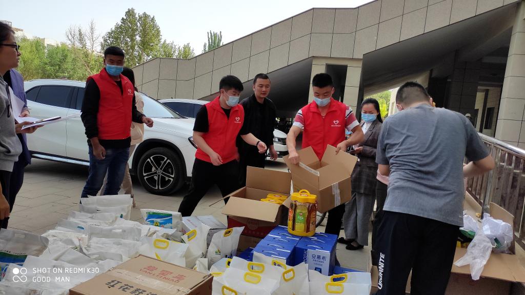 志愿者帮助分发节日慰问品