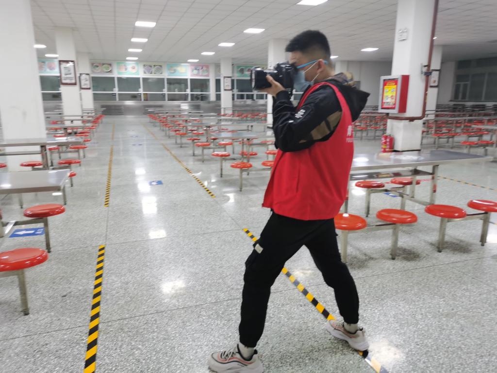 志愿者在拍摄新闻图片