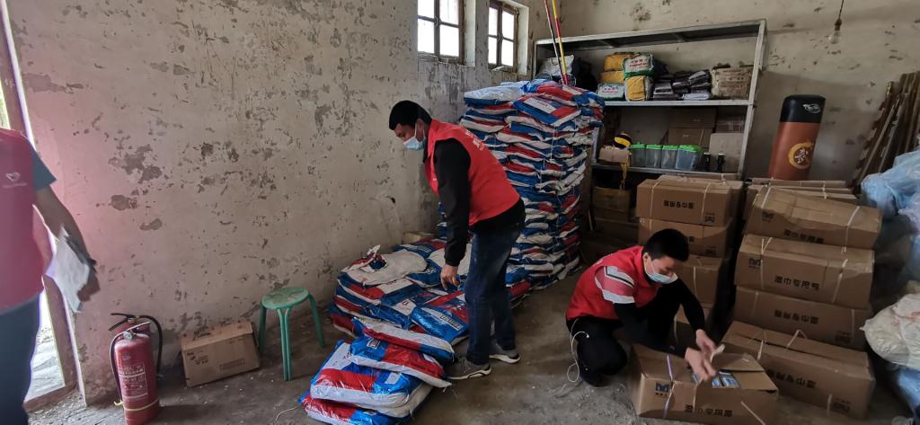 志愿者给同学们分发生活物资