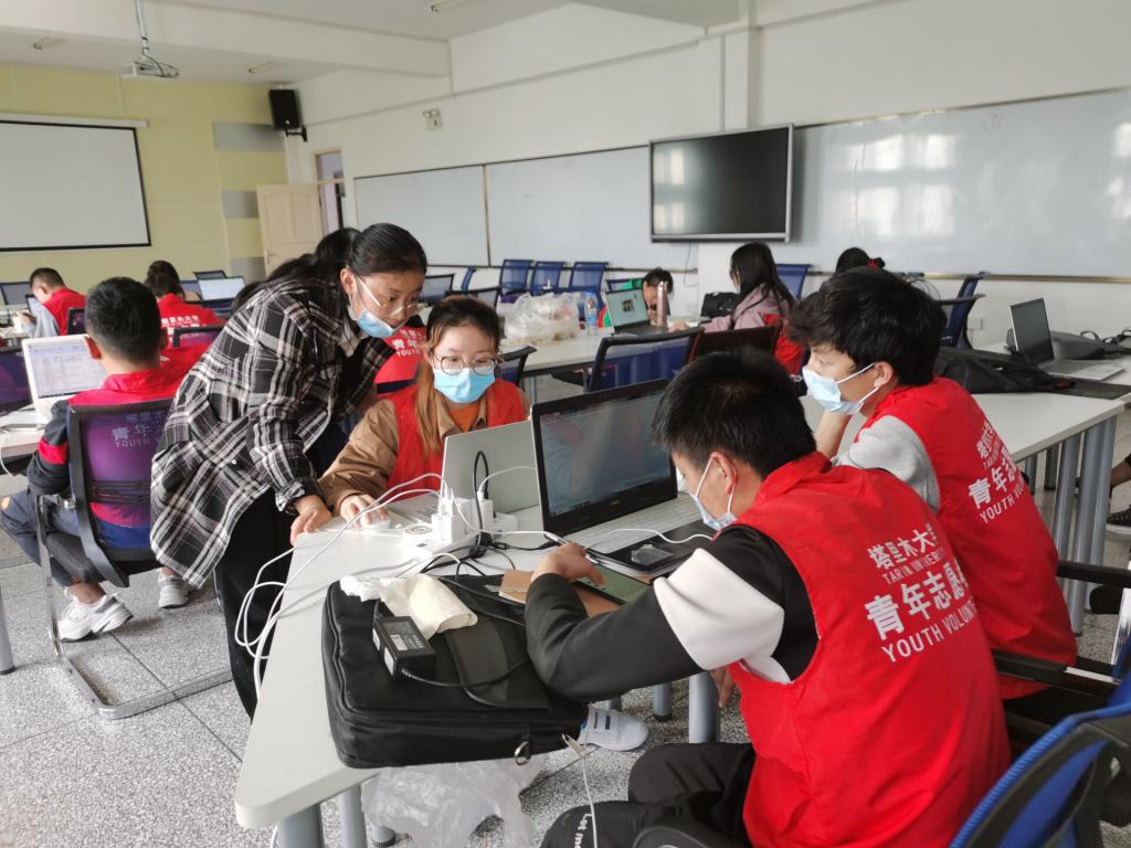 志愿者们在整理数据