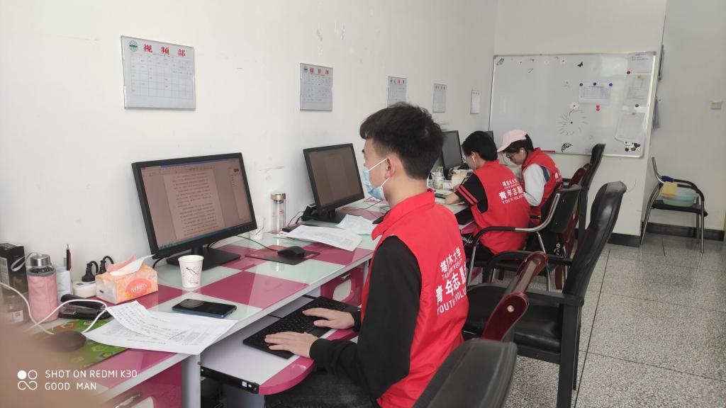 志愿者在编辑发布新闻