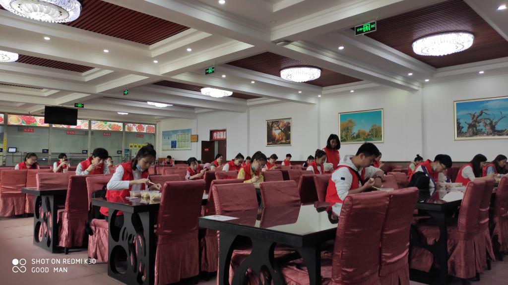 志愿者正在用餐