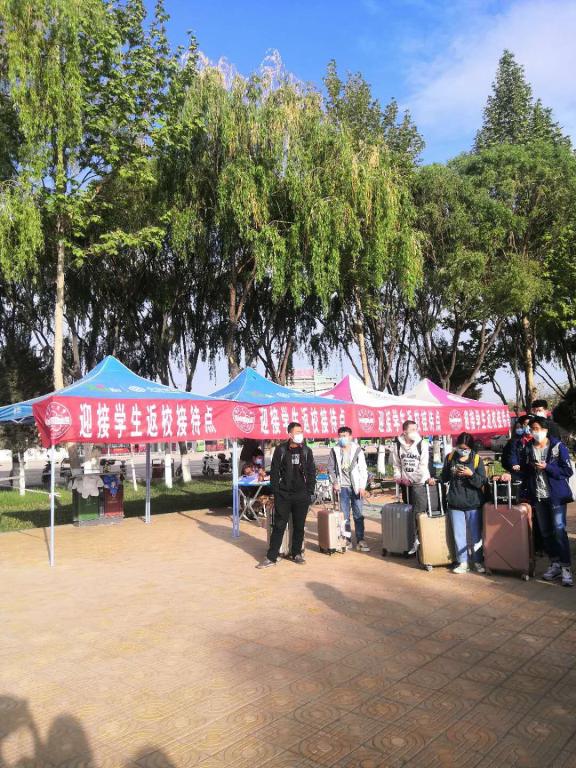 接站老师守候迎接我们