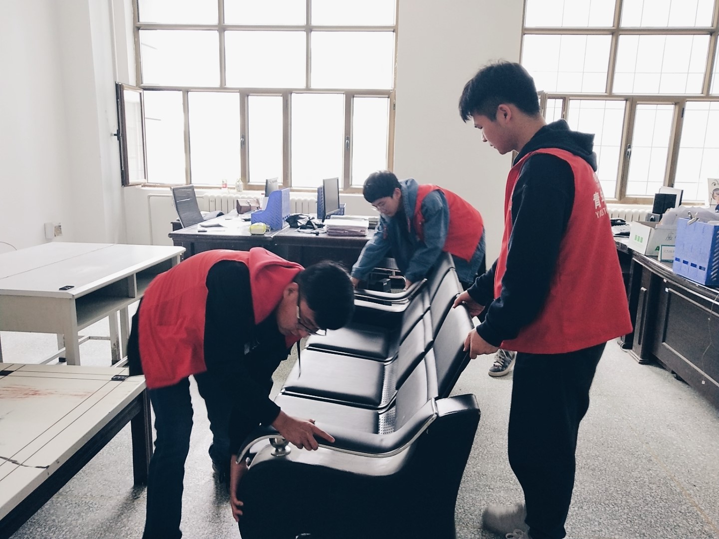 志愿者在办公室打扫卫生